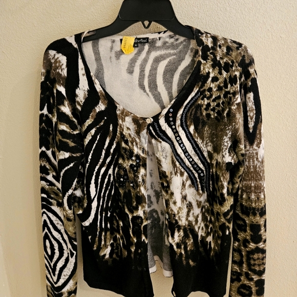 Sweater in grey/white/black dry cleaned in size Medium - Picture 1 of 5